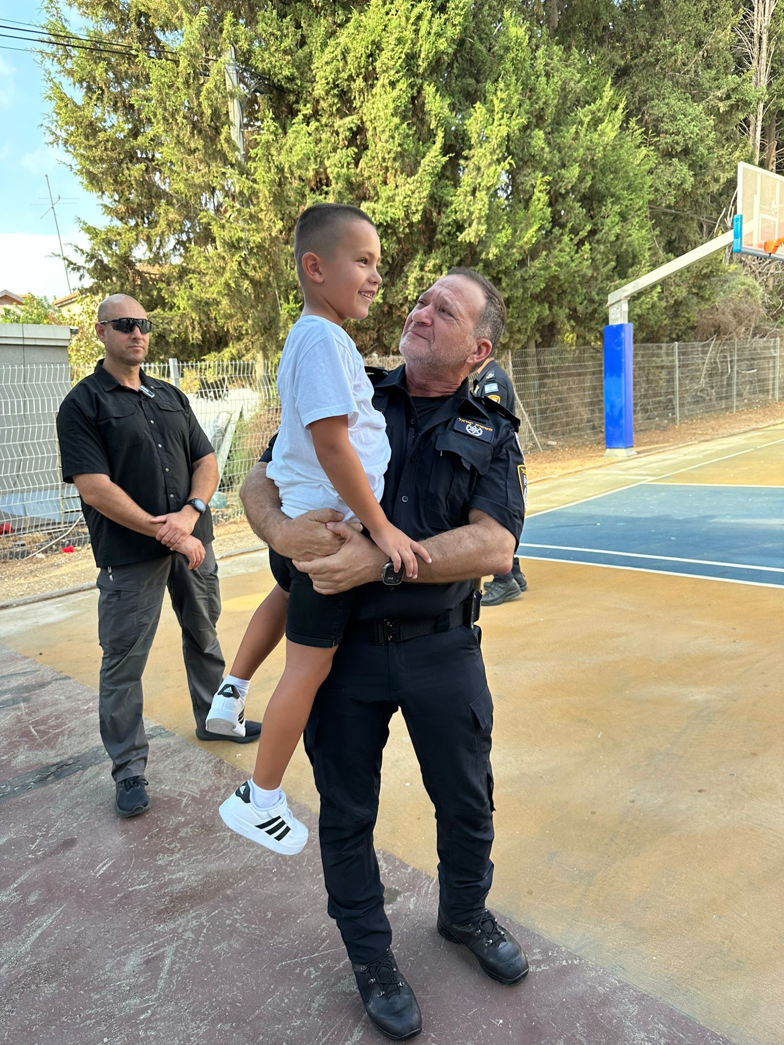 מפכ"ל המשטרה יעקב שבתאי עם ניקיטה אולייניק (צילום: דוברות המשטרה)