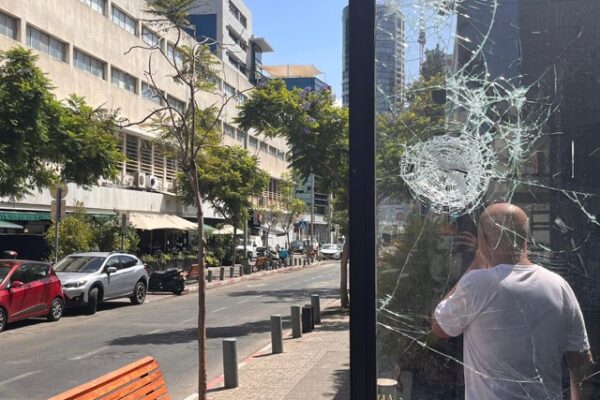 פגיעת אבנים בחלון ראווה בחנות בדרום תל אביב לאחר עימותים אלימים של יוצאי אריתריאה (צילום: אורן דגן)