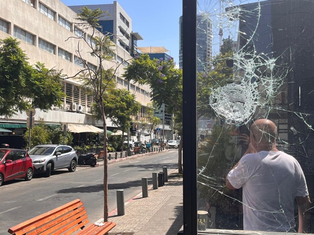 פגיעת אבנים בחלון ראווה בחנות בדרום תל אביב לאחר עימותים אלימים של יוצאי אריתריאה (צילום: אורן דגן)