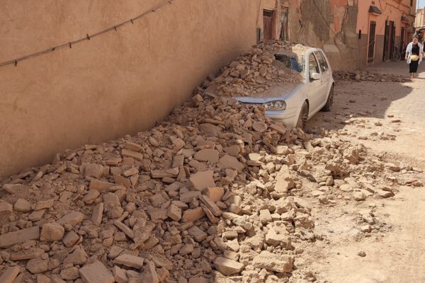 מכונית שנפגעה ברעידת האדמה במרקש (צילום: אלון חוטר, מיוחד ל"דבר")