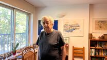 הסופר חיים באר בביתו: "אנחנו נמצאים היום מול אנשים שאין גבול לתשוקה שלהם" (צילום: אורן דגן)