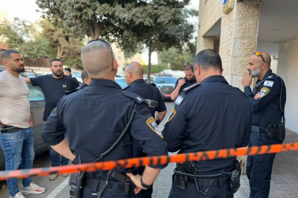 זירת אירוע האלימות בשכונת פסגת זאב בירושלים, בו נרצח אדם בשנות ה-30 לחייו (צילום: דוברות המשטרה)