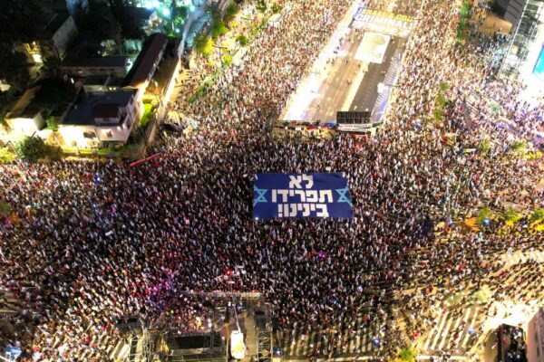 עשרות אלפי מפגינים בקפלן (צילום: גלעד פירסט)