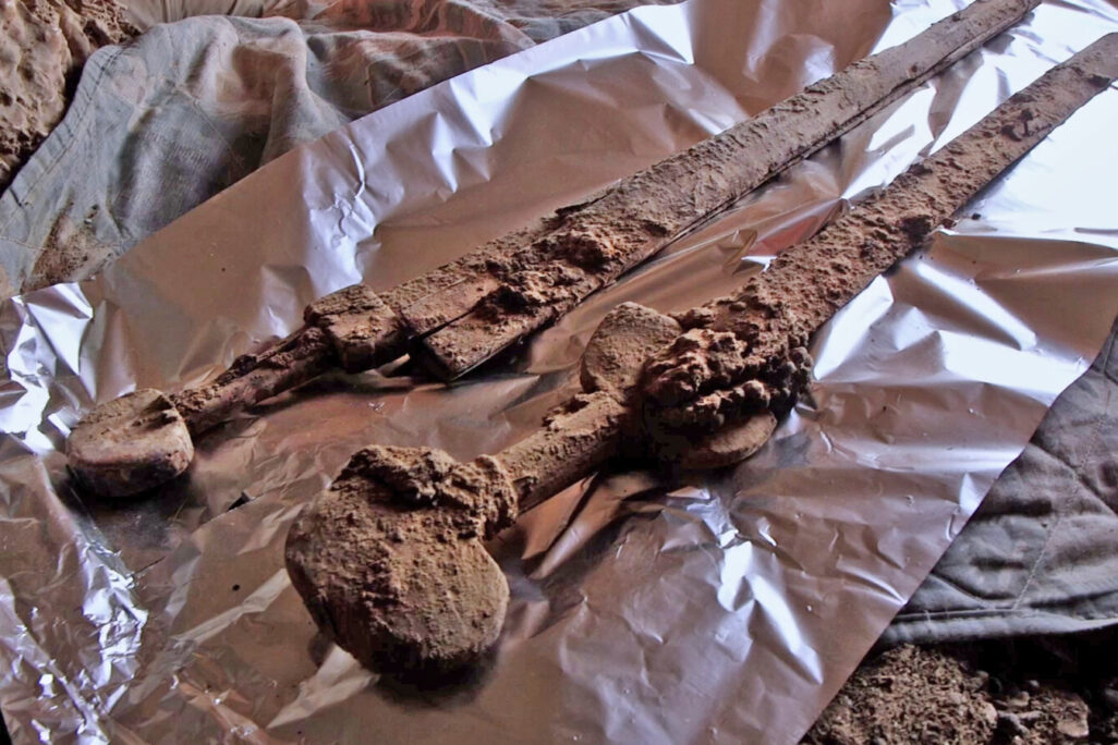 שתיים מהחרבות, עדיין בתוך המערה (צילום: אמיל אלג'ם, רשות העתיקות)