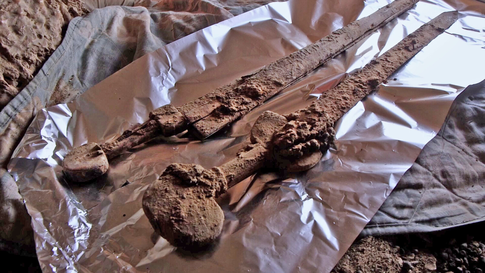 שתיים מהחרבות, עדיין בתוך המערה (צילום: אמיל אלג'ם, רשות העתיקות)