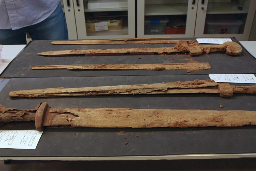 החרבות שהתגלו במערה (צילום: אמיל אלג'ם רשות העתיקות)
