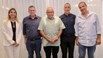 יו"ר ארגון עובדי בזק איציק בסלו (מימין), יו"ר הסתדרות עובדי המדינה עו"ד אופיר אלקלעי, יו"ר ההסתדרות ארנון בר-דוד, מנכ"ל בזק רן גוראון וסמנכ"לית משאבי אנוש בבזק מורן קיטה (צילום: רונן טופלברג)