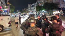 שוטרים בזירת הקטטה בנתניה (צילום: דוברות המשטרה)
