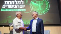 ראש המוסד, ברנע עם פרופ׳ דני זמיר בנו של ראש המוסד לשעבר צבי זמיר (צילום: ללא קרדיט)