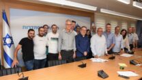 חתימה על הסכם קיבוצי בברינקס (צילום: דוברות ההסתדרות)