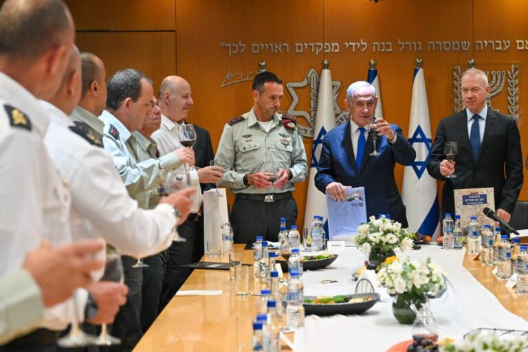 שר הביטחון לשעבר יואב גלנט (מימין), ראש הממשלה בנימין נתניהו והרמטכ"ל הרצי הלוי בהרמת כוסית עם פורום מטכ"ל (צילום: קובי גדעון / לע"מ)