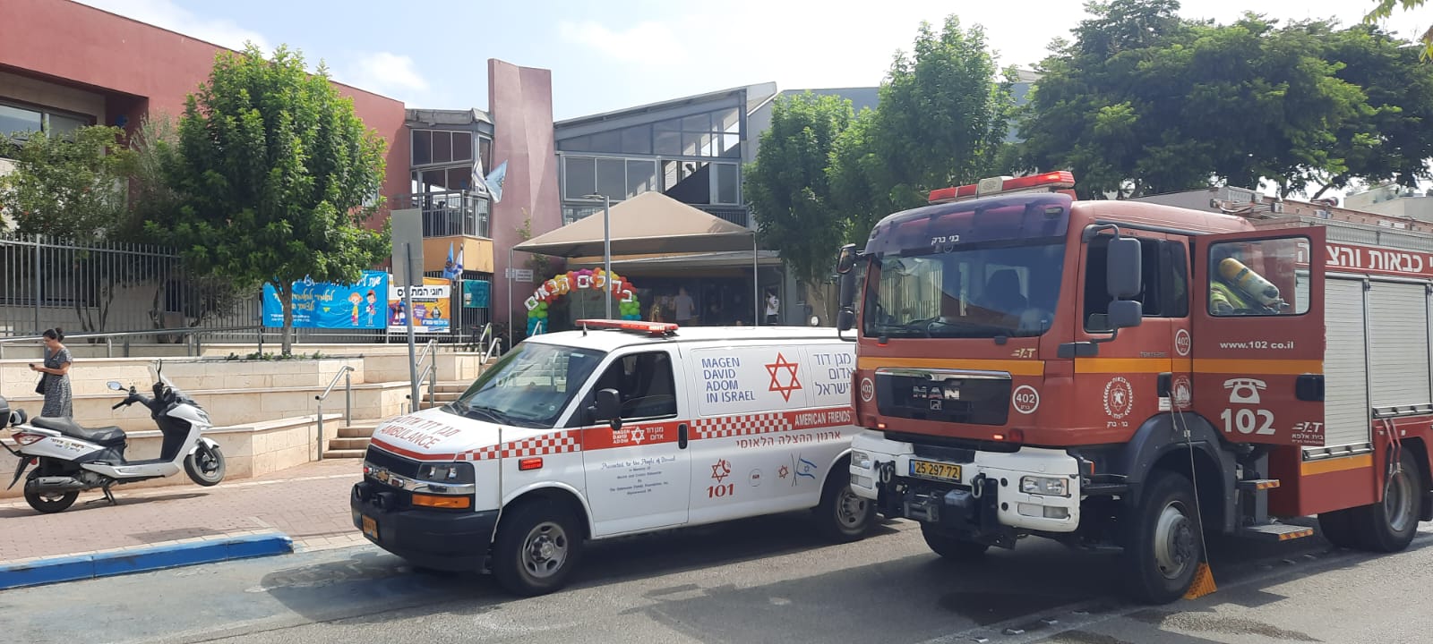 שריפה ביום הראשון ללימודים בבית הספר אביגדור ורשה בקרית אונו (צילום: דוברות כבאות והצלה מחוז דן)