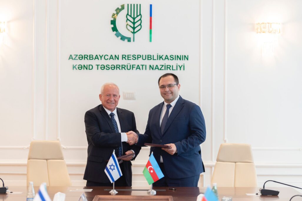 שר החקלאות אבי דיכטר (משמאל) ומקבילו האזרי מגנון מאמאדוב (צילום: משרד החקלאות)