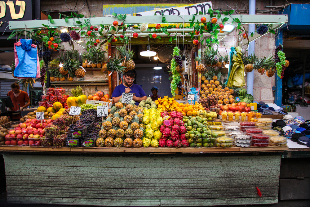 מוכר פירות בשוק מחנה יהודה בירושלים (צילום אילוסטרציה: Shutterstock)
