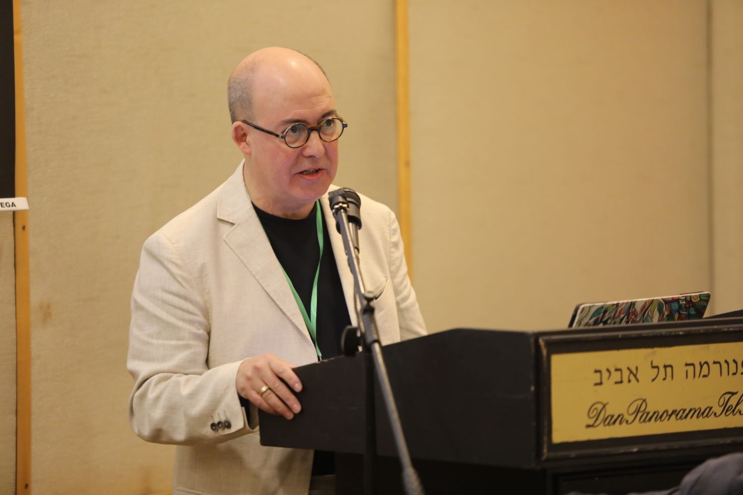 Andrea Arcais at the podium at the Dan Panorama Conference Center, where the conference took place (Photo: Chen Galili).