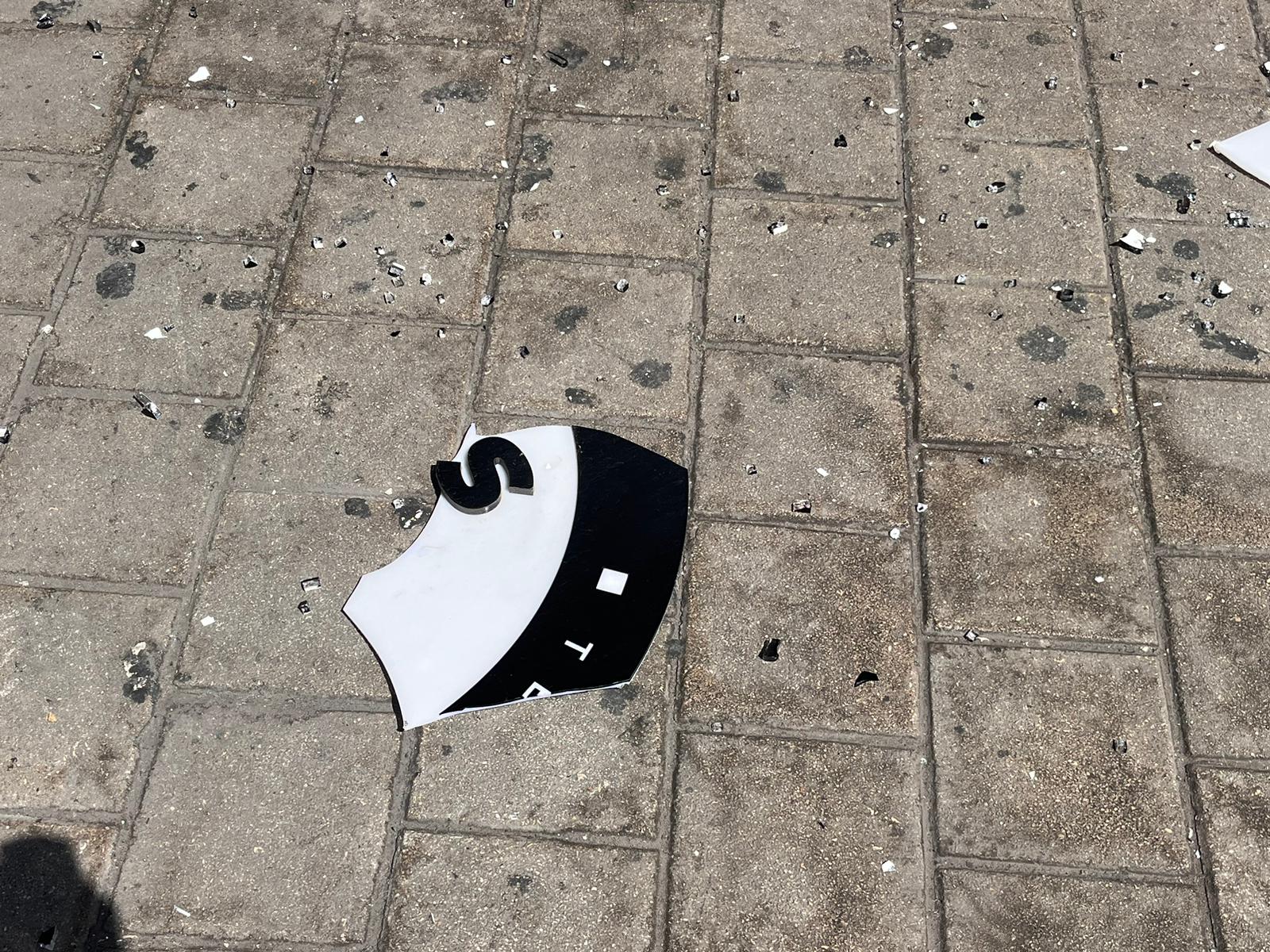 סמל עסק שבור ושברי זכוכיות לאחר המהומות בדרום תל אביב (צילום: אורן דגן)