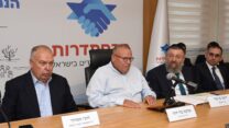 שר העבודה יואב בן צור (שני מימין), יו"ר ההסתדרות ארנון בר-דוד ויו"ר נשיאות המגזר העסקי דובי אמיתי, בטקס חתימת צווי הרחבה להסכמים קיבוציים על דמי הבראה ופיצויים על מבצע עלות השחר (צילום: דוברות ההסתדרות)