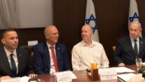 הפרויקטור למאבק באלימות בחברה הערבית, רואי כחלון (משמאל) עם ראש הממשלה בנימין נתניהו (מימין), ראש המטה לביטחון לאומי צחי הנגבי ומנכ"ל משרד רה"מ יוסי שלי, בישיבת ועדת השרים למאבק בפשיעה בחברה הערבית (צילום: עמוס בן גרשום / לע"מ)