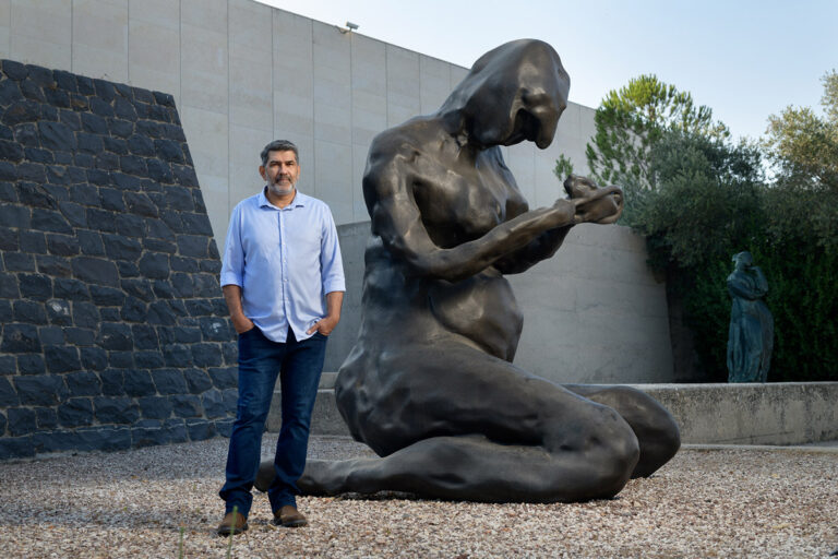 אבי אהרוני, מנהל מחלקת תפעול ולוגיסטיקה, ליד הפסל &quot;האם&quot; של טרייסי אמין במוזיאון ישראל (צילום: יונתן בלום)