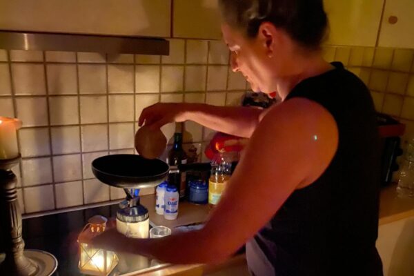 בישול בגזייה לאור נרות בכפר היווני זגורה, שאספקת החשמל אליו נחסמה עקב השטפונות (צילום: רוני פינקלשטיין)