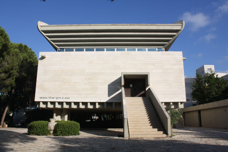 בית הכנסת בטכניון. גג פירמידלי הפוך (צילום: מיכאל יעקובסון)