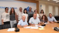 חתימת הסכם קיבוצי לעובדי בית החולים רעות (צילום: דוברות ההסתדרות)