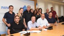 חתימת הסכם קיבוצי לעובדי הוט מובייל (צילום: דוברות ההסתדרות)