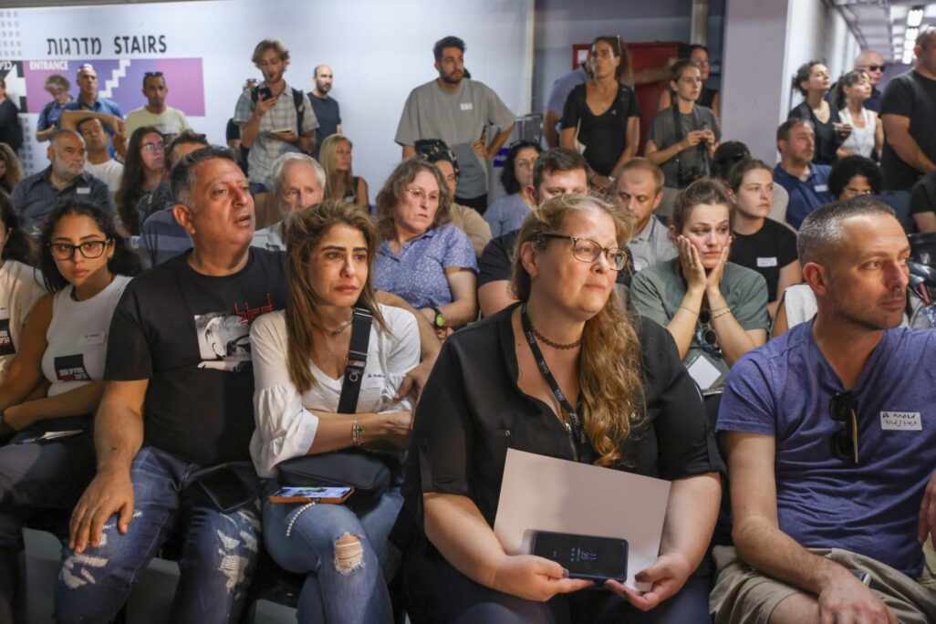 כנס משפחות חטופים ונעדרים ממבצע 'חרבות ברזל' בתל אביב (צילום: כדיה לוי)