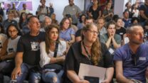 כנס משפחות חטופים ונעדרים ממבצע 'חרבות ברזל' בתל אביב (צילום: כדיה לוי)