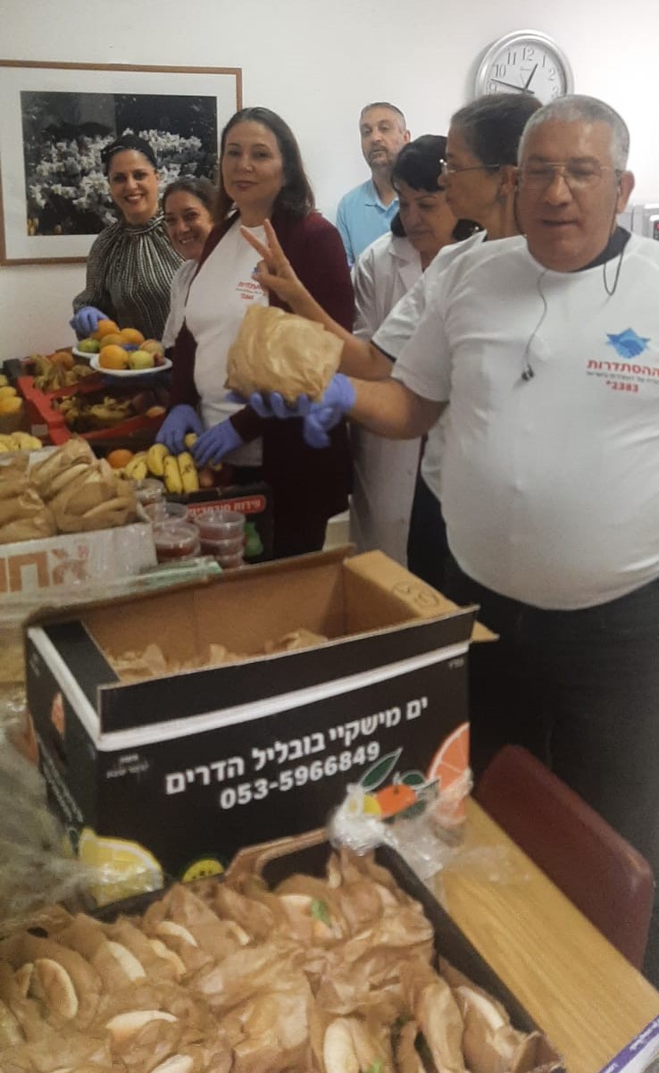 Histadrut workers at the Jerusalem branch collect donations of produce for displaced families (Photo: Histadrut Spokesperson's Office).