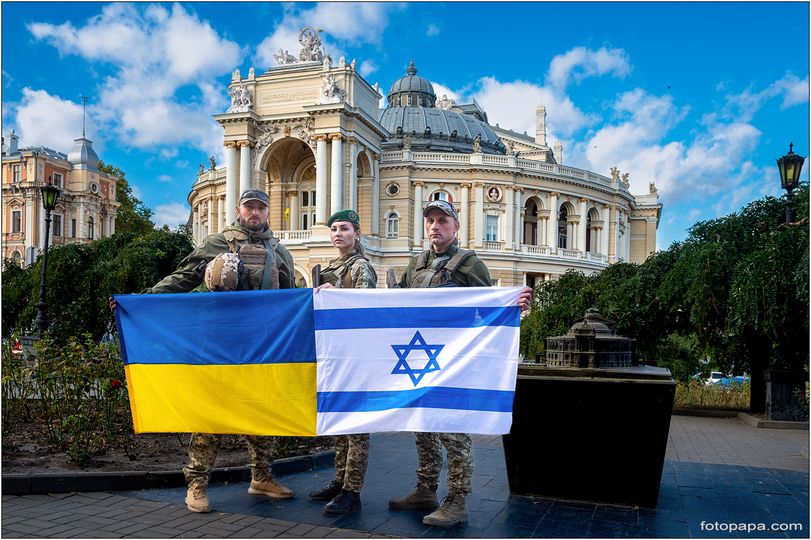 חיילים אוקראינים עם דגלי ישראל ואוקראינה (צילום: בוריס בוקמן)