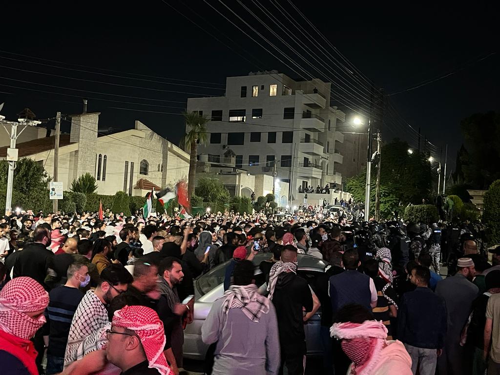 מאות מפגינים מול שגרירות ישראל בעמאן, במחאה על הפיצוץ בבית החולים אל אהלי ברצועת עזה (צילום: Laith Al-jnaidi / Anadolu)