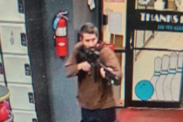החשוד בירי, רוברט קארד, כפי שנראה מבעד למצלמת אבטחה (צילום: רויטרס)