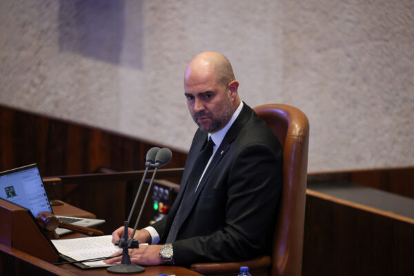 יו"ר הכנסת, אמיר אוחנה בפתיחת הדיון להקמת ממשלת החירום (צילם: נועם מושקוביץ)