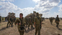 חיילים ישראלים באזור הערכות בגבול רצועת עזה (צילום: צפריר אביוב, AP)