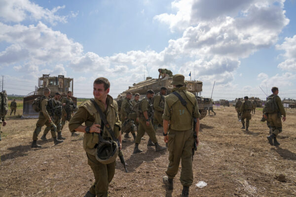 חיילים ישראלים באזור הערכות בגבול רצועת עזה (צילום: צפריר אביוב, AP)