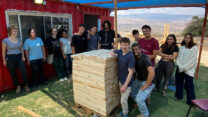 תלמידי דרור גליל עם המחסומים שייצרו לממ"דים (צילום: דרור בתי חינוך)