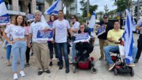 משמרת מחאה בצומת קפלן בתל אביב, לרגל יום האזרח הוותיק הבינלאומי (צילום: דוברות נכה לא חצי בן אדם)