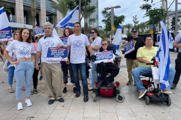 משמרת מחאה בצומת קפלן בתל אביב, לרגל יום האזרח הוותיק הבינלאומי (צילום: דוברות נכה לא חצי בן אדם)