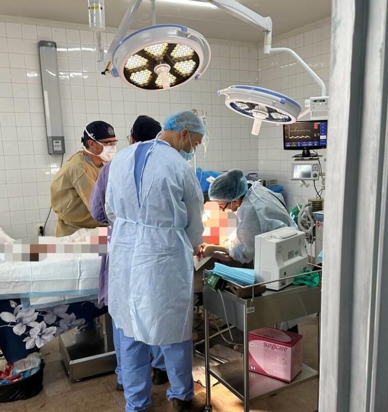 צוות רפואי ישראלי מעניק טיפול לפצועים מנגורנו קרבאך כחלק ממשלחת סיוע (צילום: משרד הבריאות)