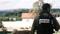 חבר בכיתת הכוננות באבן מנחם מול גבול לבנון (צילום: דוד טברסקי)