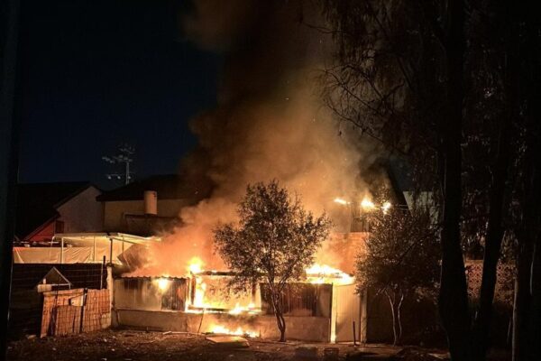 שריפה בבית בשדרות מפגיעת רקטה (צילום: עיריית שדרות)