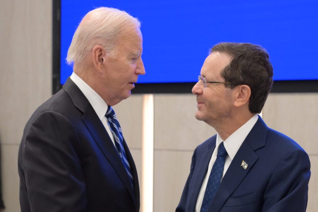 הנשיא יצחק הרצוג (מימין) עם נשיא ארה"ב ג'ו ביידן (צילום: עמוס בן גרשום / לע"מ) הנשיא יצחק הרצוג (מימין) עם נשיא ארה"ב ג'ו ביידן (צילום: עמוס בן גרשום / לע"מ)
