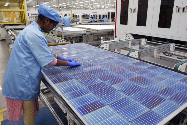 עובדת במפעל ליצירת פאנלים סולאריים בהודו (צילום: AP Photo/Mahesh Kumar A.)
