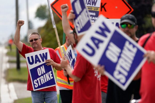 הפגנה של איגוד עובדי תעשיית הרכב לייד מפעל ג'נרל מוטורס בדלתא טאון, מישיגן (צילום: AP/פול סנסיה)