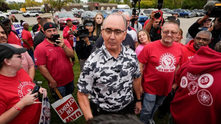 נשיא איגוד עובדי הרכב שון פיין משוחח עם חברים שמפגינים לייד מפעל ג'נרל מוטורס בעיירת דלתא, מישיגן (צילום: AP/פול סנסיה)
