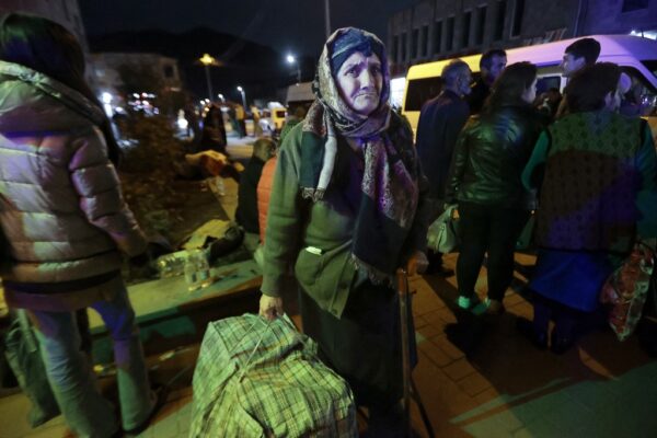 פליטה מנגורו-קראבך בארמניה (צילום: AP Photo/Vasily Krestyaninov)