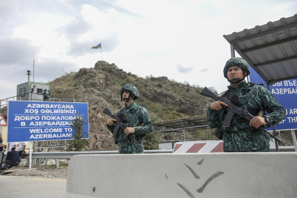 חיילים אזריים במחסום כניסה המודיע על כניסה לאזרבייג'אן בפאתי נגורנו-קרבאך (צילום: AP Photo/Aziz Karimov)