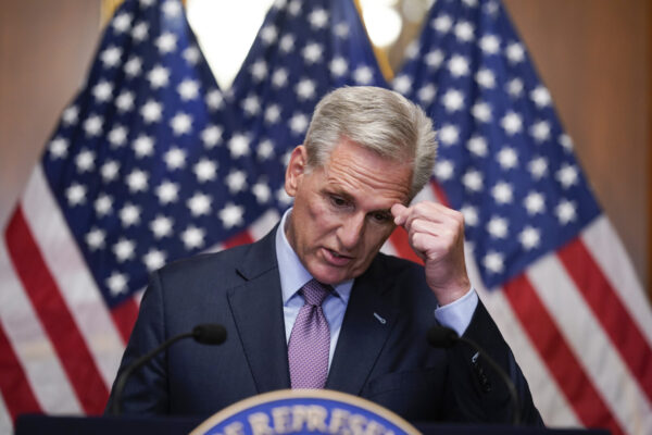 יו"ר בית הנבחרים לשעבר, הסנאטור קווין מקארתי, לאחר הדחתו (צילום: AP Photo/J. Scott Applewhite)
