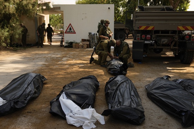 גופות שפונו מכפר עזה לאחר הטבח שביצעו מחבלי חמאס מרצועת עזה (צילום: AP Photo/Ohad Zwigenberg)